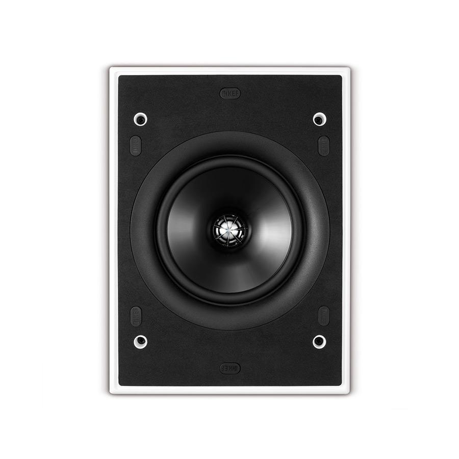 Detail svorek pro připojení reproduktorového kabelu na zadní straně KEF Ci 160QL