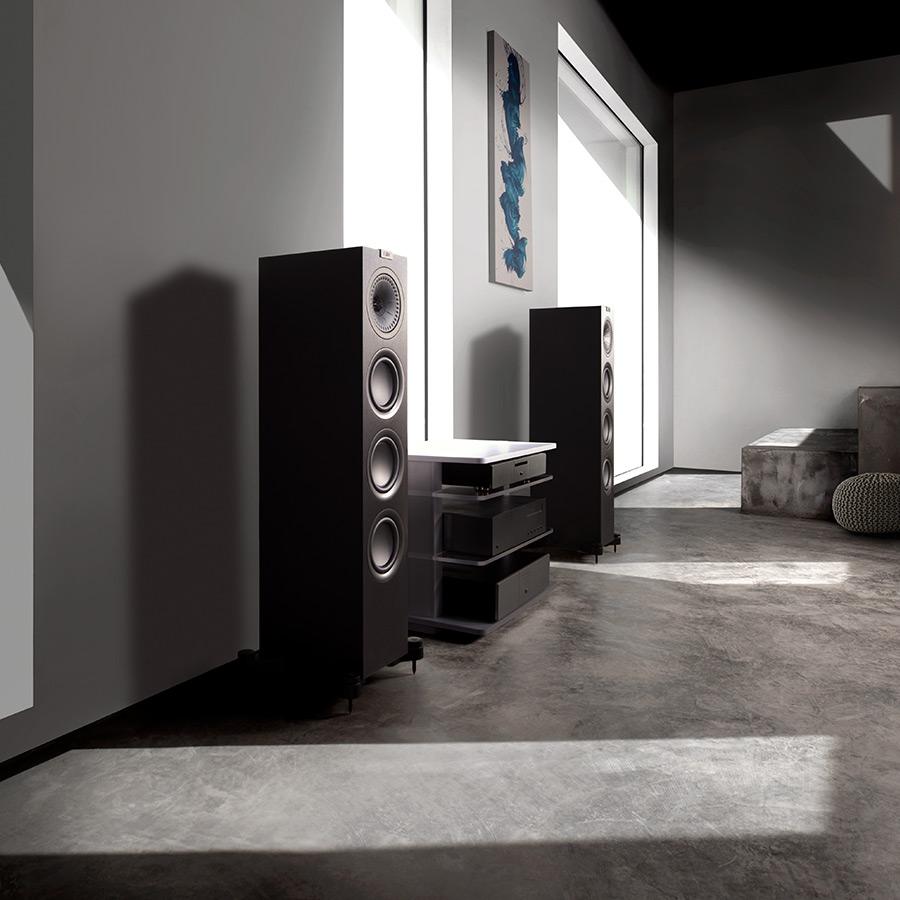 Черные акустические системы KEF Q750 в интерьере